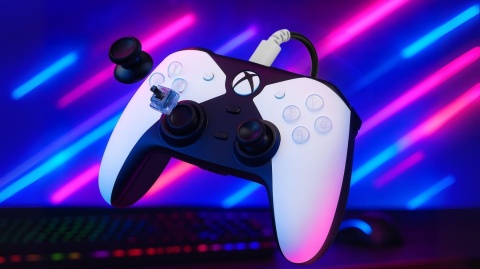 Przewodowy kontroler Xbox Series X/S, Xbox One i PC, programowalne przyciski, kontroler z czujnikami Halla- biały